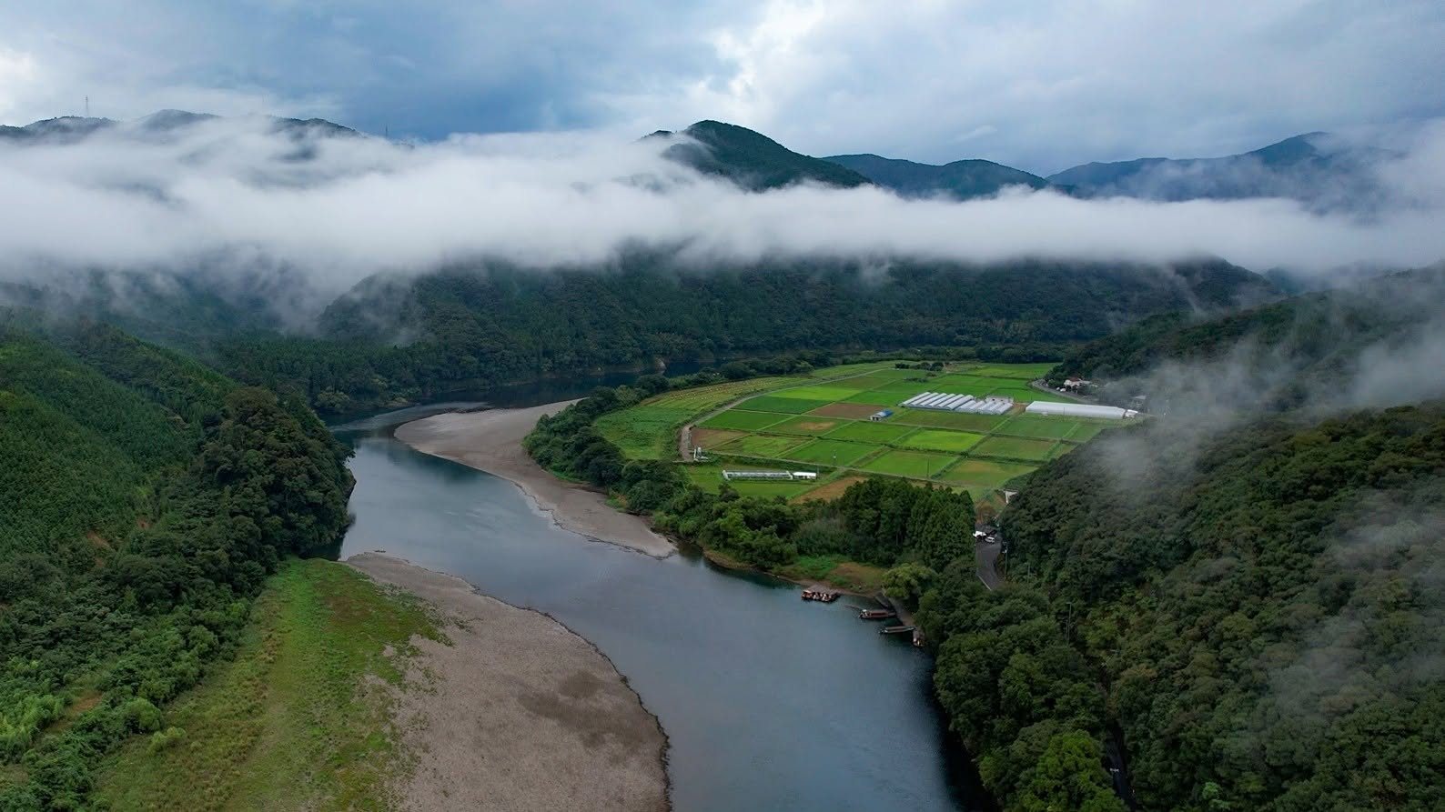 上空から望む四万十川と田んぼ